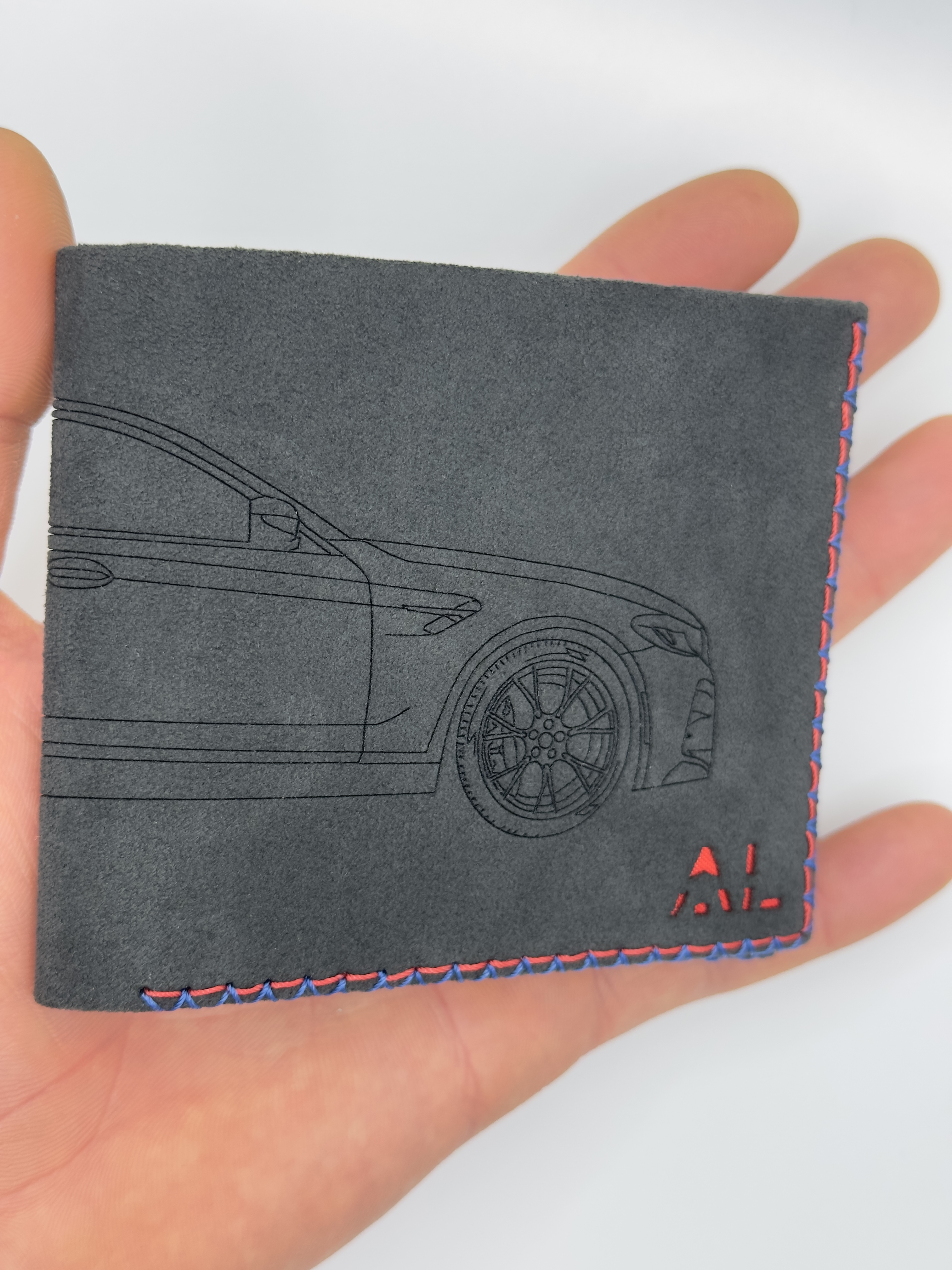 Auto-Gravur auf Alcantara